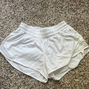 White lululemon hotty hot 2.5 inch shorts